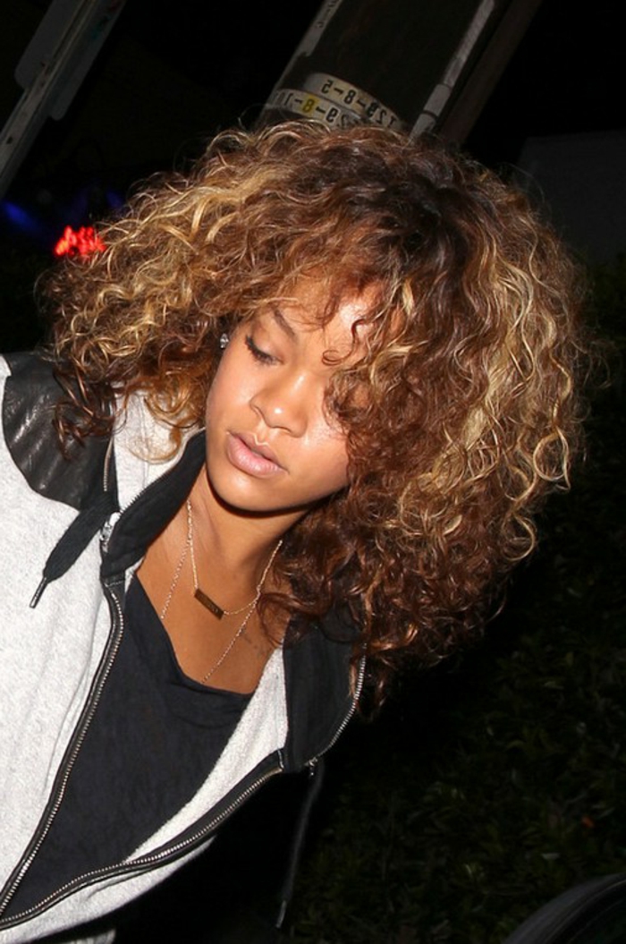 Paparazzo valokuvan Rihannasta, jossa on kiharat hiukset - Rihannan kampaukset