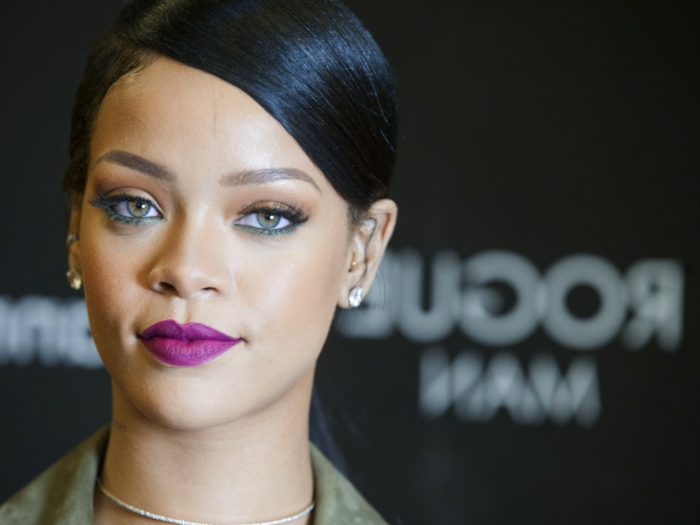 Rihanna kampaus - violetti huulipuna tiukka kampaus pieni timantti korvakorut