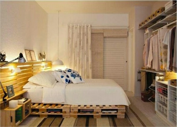 床 - 托盘 - 舒适的照明和白色寝具