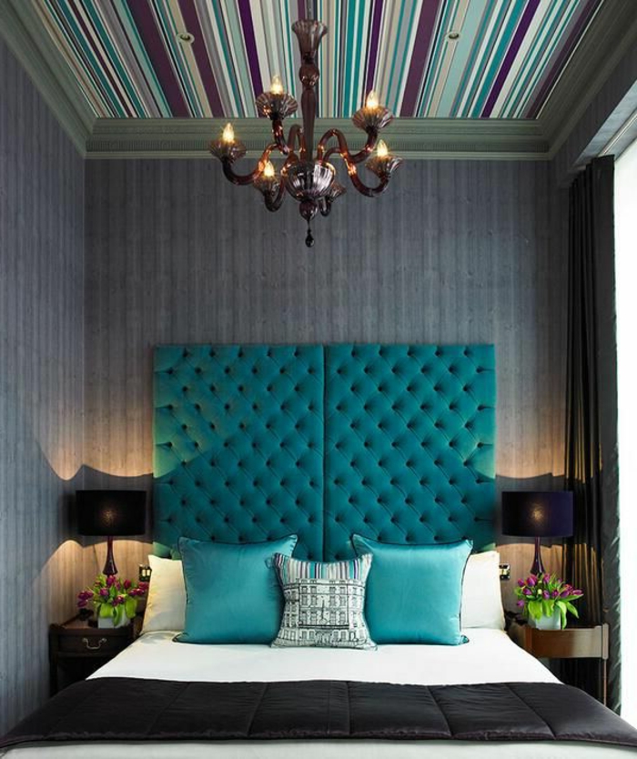 سرير تصميم والأزرق وجميل في لهجة الجدار