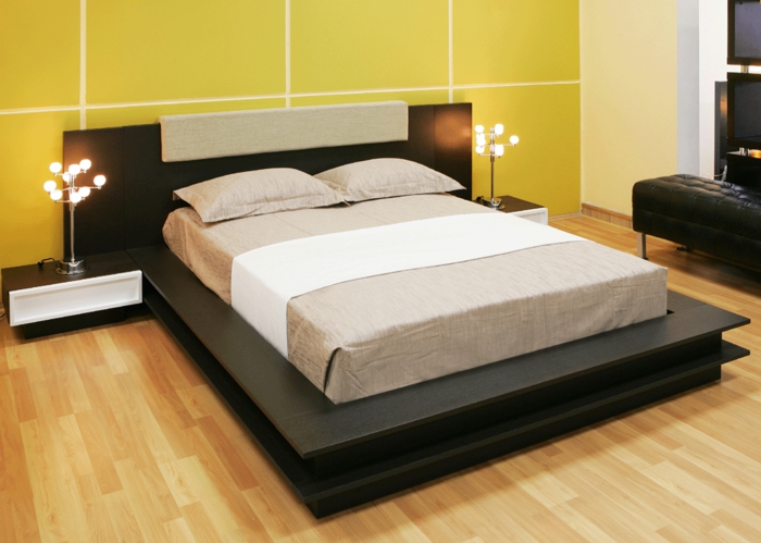 سرير مستحضرات فائقة جميلة والأصفر الجدار وراء