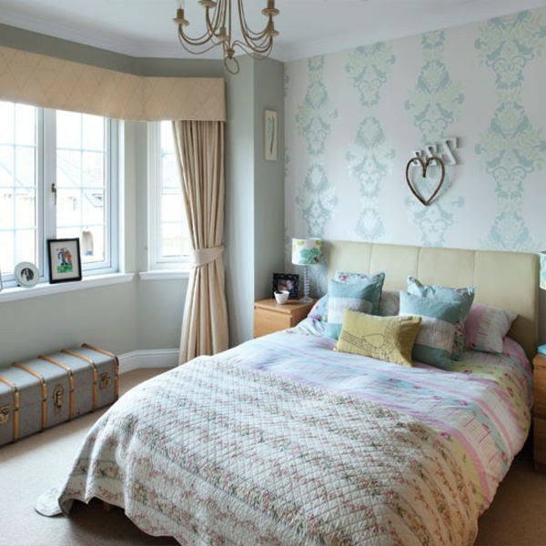 bed-with-throw-pillow-country-house-hálószoba, csillár és függöny bézsban
