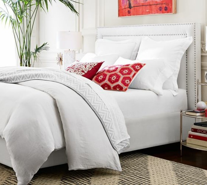 cama-con-bin-rojo-almohadas-creativas-modelo-dormitorio