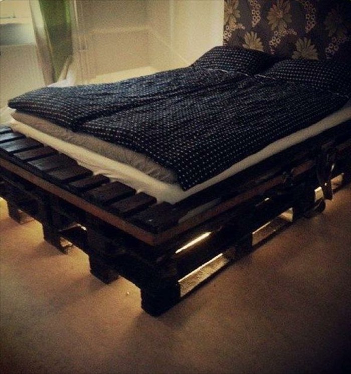 -עצמו-לבנות מיטה הצטברות מ-אירו משטחים רבא bedded-