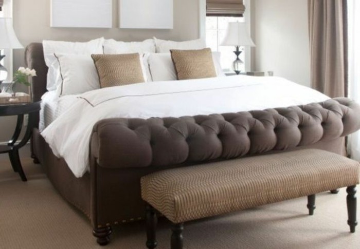 cuadro-por-Cama tapizada de color marrón-acentos-la-dormitorio con cama