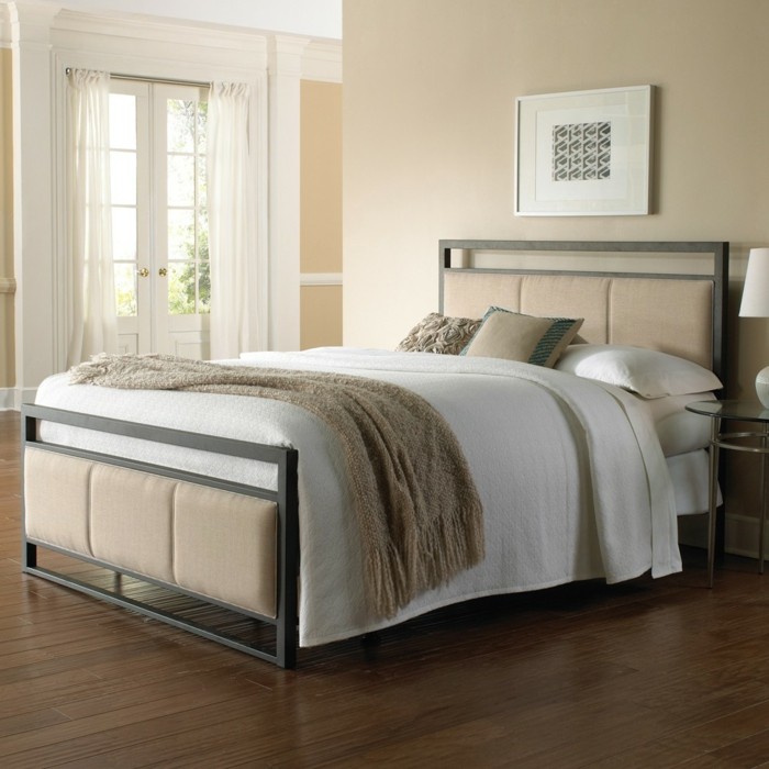 层状箱的软垫床舒适，内饰，美丽的卧室