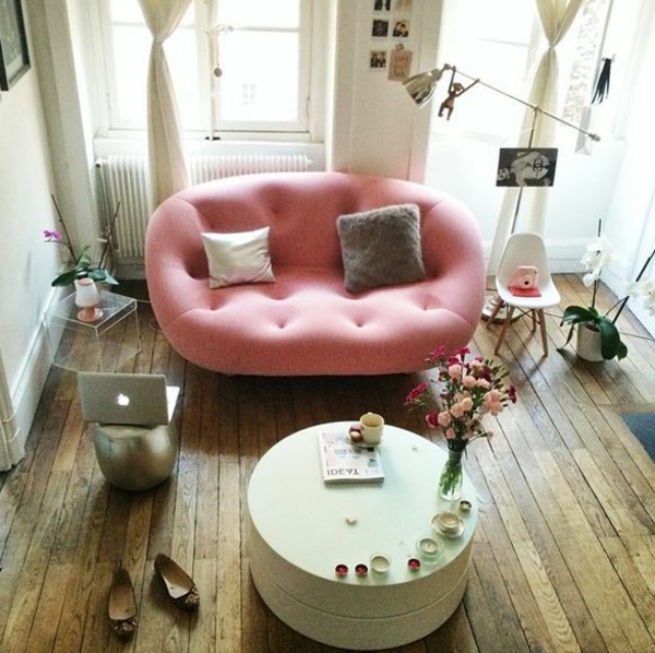 客厅设置 - 粉色沙发
