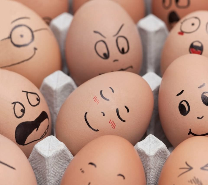 Vicces húsvéti tojások - egy puha arc, mint a tojás kartonban