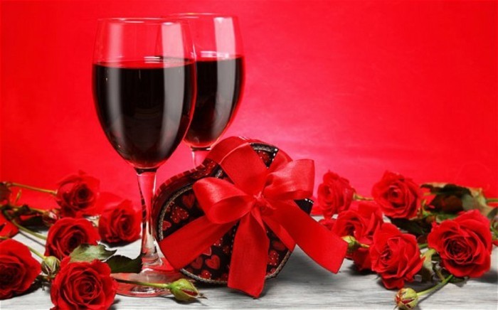 pozadina za-Valentinovo-dvije elegantne čaše za vino-crvenu pozadinu