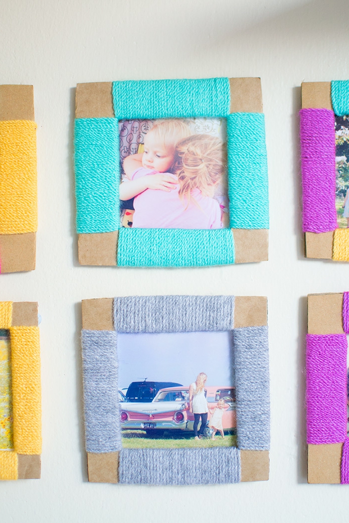 Haga su propio muro de fotos, hecho de cartón decorado con hilo de colores