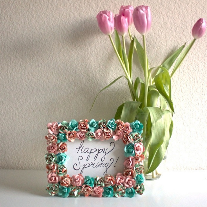 hacer marcos de fotos y decorar con flores de papel, florero, tulipanes