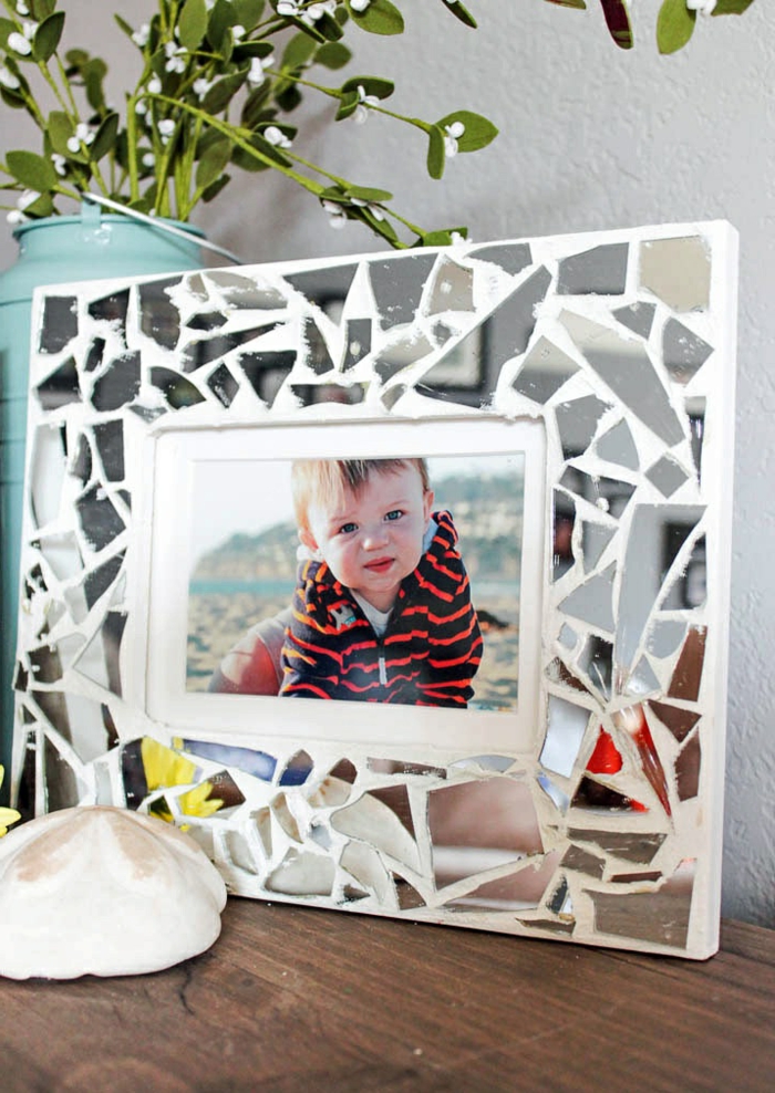 decorar el marco blanco, hecho en casa con piezas de espejo