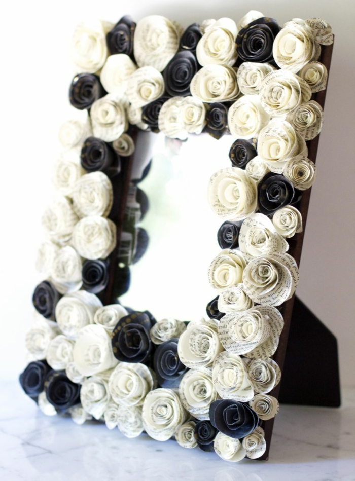 marco negro decorado con rosas de papel