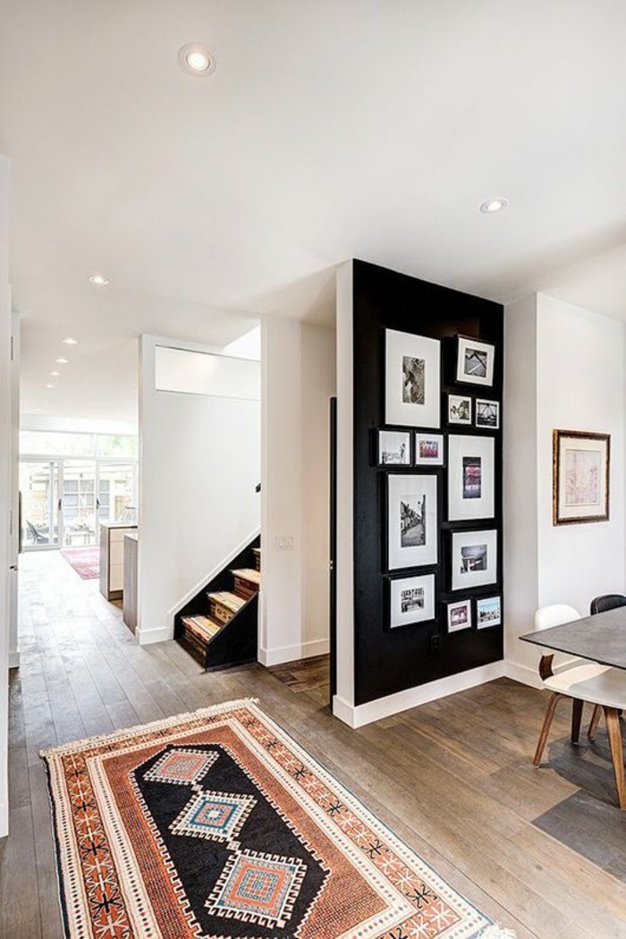 cadre photo-mur-plancher de bois-rétro-tapis-escalier table-fenêtre