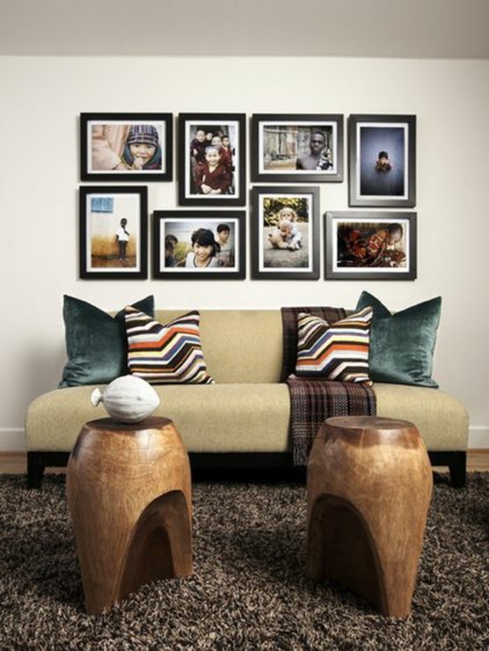 image de cadre au mur brun clair-canapé-tables-de-bois-coussin tapis