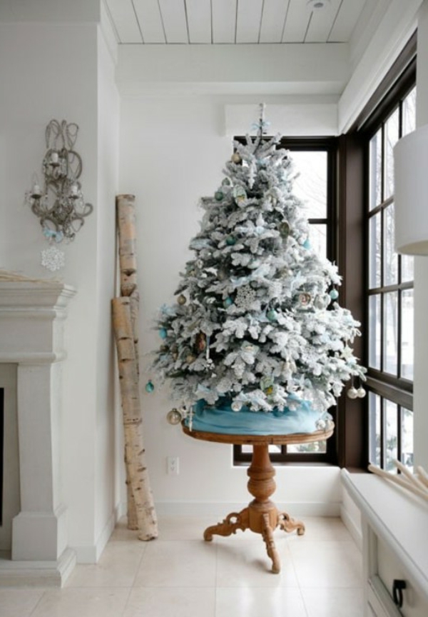 לבן חג המולד קישוט - קיר זכוכית ועץ חג המולד ליד זה