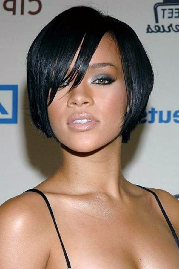 תסרוקות לפנים עגולות - ריהאנה עם שיער שחור קצר