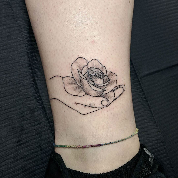 हाथ में एक गुलाब, पैर टैटू यथार्थवादी मिलान गहने पर सरल टैटू