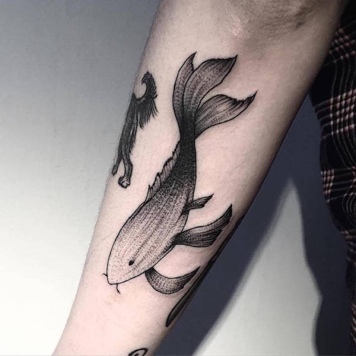 un pez con tres extremos bastante extraño forma original de trabajo negro tatuaje