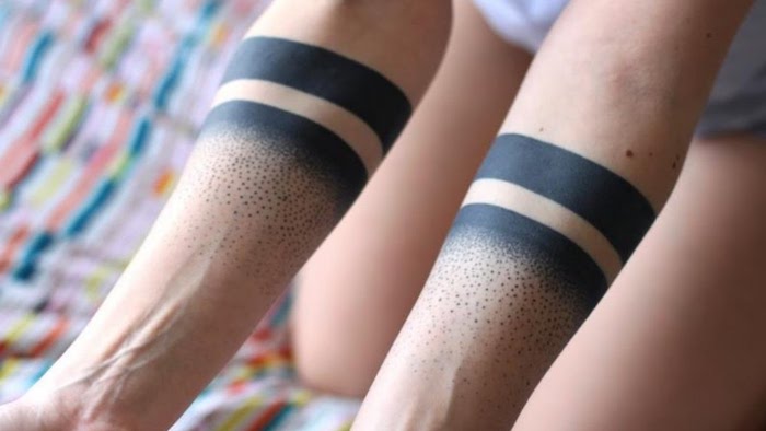 kaksi rannerenkaan mustalla värillä Musta työ tatuointi pienillä pisteillä molemmissa käsissä