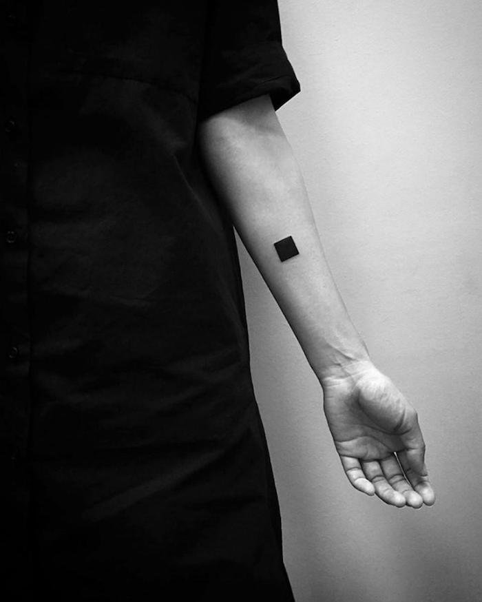 un tatuaje minimalista como tatuaje geométrico cuadrado en el brazo