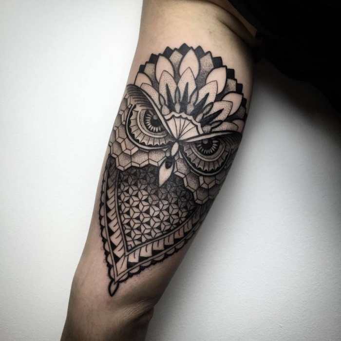 Tattoo Geometric Owl Tattoo Mandala Tattoo con estilos abstractos del tatuaje del modelo