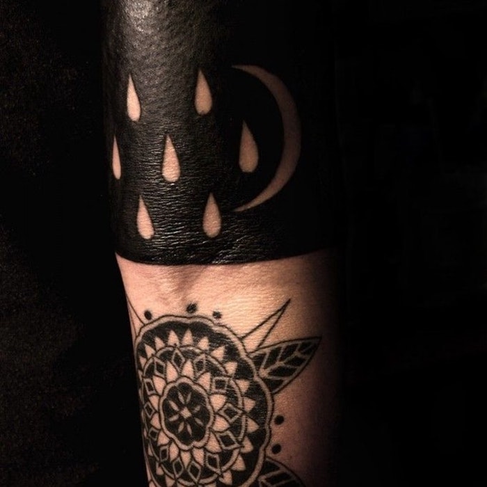 un tatuaje de dos piezas encima de él llueve por la noche con tatuaje de mandala de fondo de luna - estilos de tatuaje