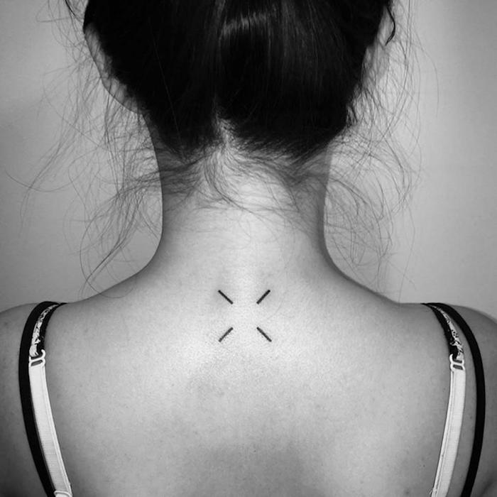 neljään riviin muotoon minimalistinen tatuointi tatuointi geometrinen takana