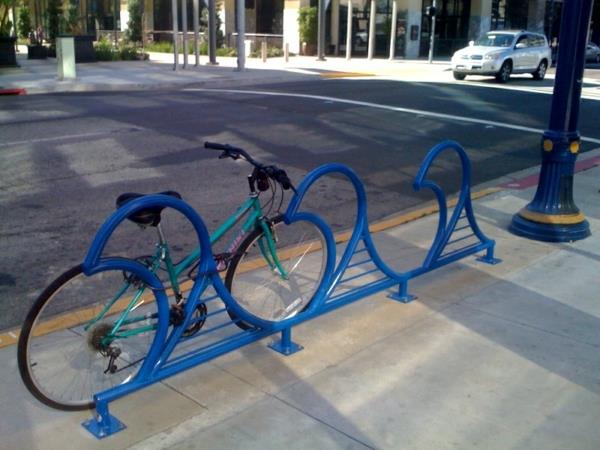 नीले साइकिल स्टैंड बंद धातु