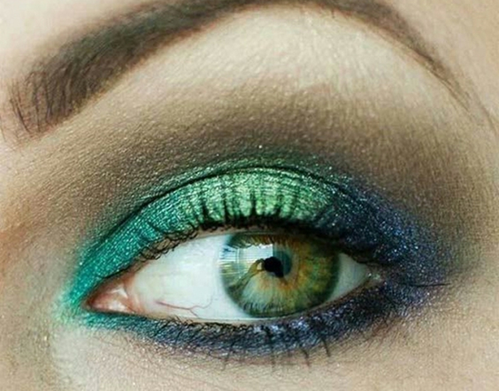 زرقاء العينين من التوتر والأخضر والظل
