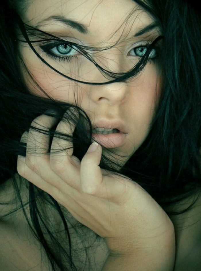 μπλε-μάτια-στρες-όμορφης-μαύρα μαλλιά