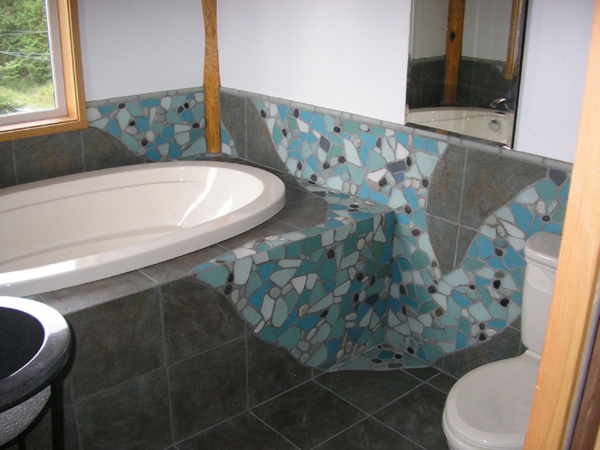 小浴室里有趣的浴室瓷砖