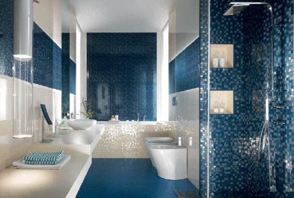 蓝色的地砖暗浴室