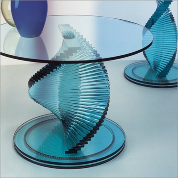 синя дизайнерска стъклена маса - интересни крака