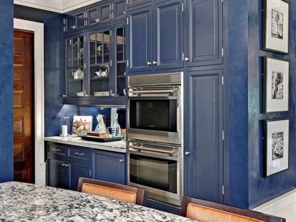 Σχεδιασμός κουζίνας σε σκούρο μπλε χρώμα