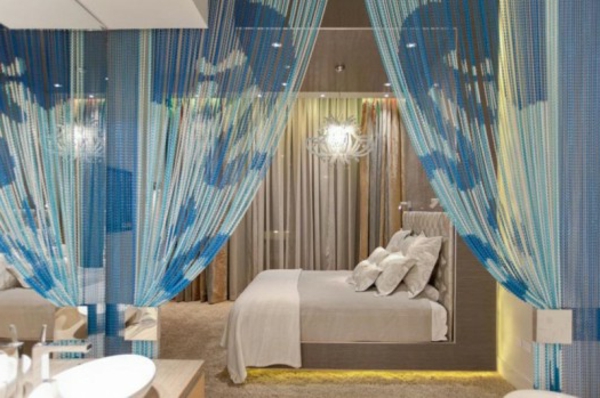 窗帘蓝色的透明卧室