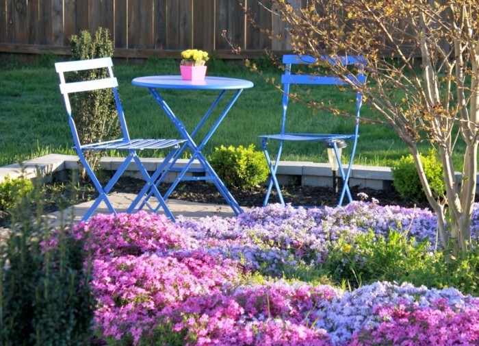 ब्लू उद्यान फर्नीचर-बैंगनी फूलों से बगीचे डिजाइन विचारों