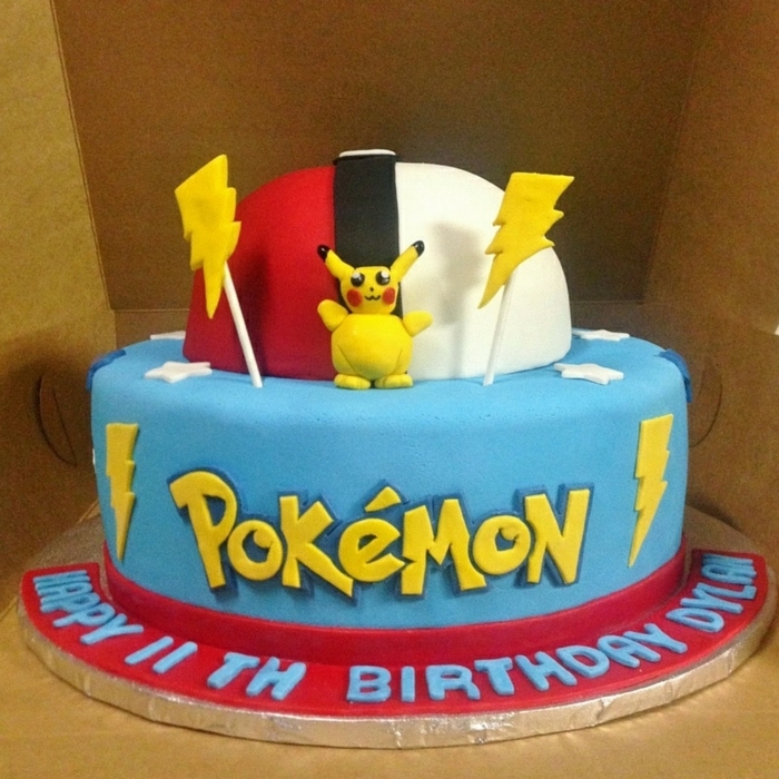 עוגת יום הולדת פוקימון - הנה רעיון פאי פוקימון כחול עם הבזקים צהובים פוקימון צהוב יצור אדום גדול pokeball