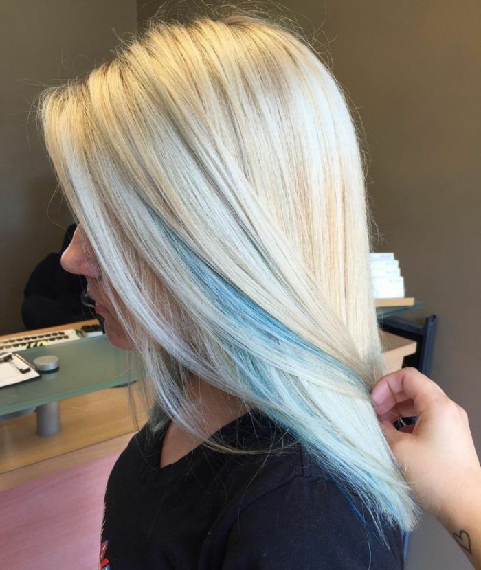 руса коса със сини нишки, дълга и права коса, страхотни идеи за прически