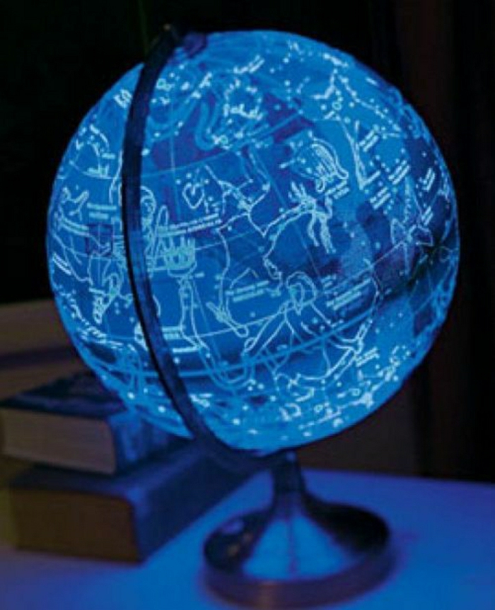 globo azul lámpara moderna iluminada