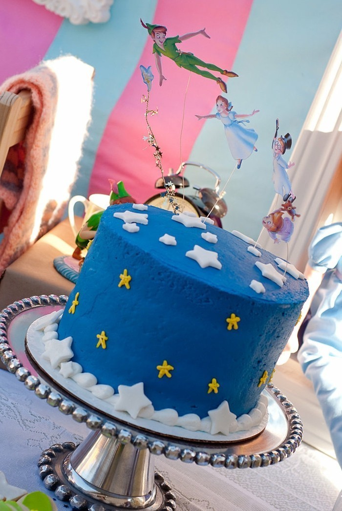 与彼得·潘的动机儿童生日蛋糕蓝色