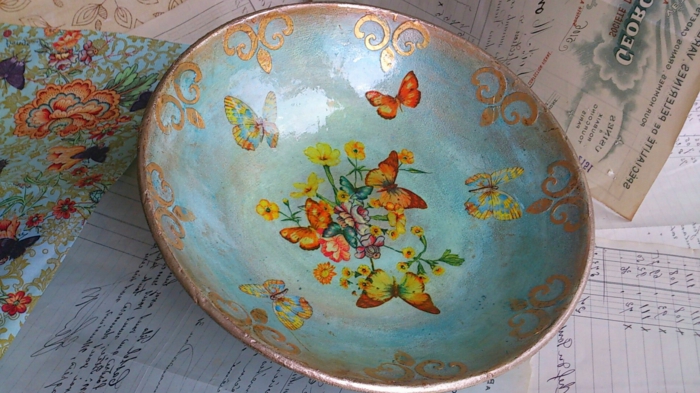 plato azul con servilletas con mariposas pequeñas - idea para la técnica de servilleta