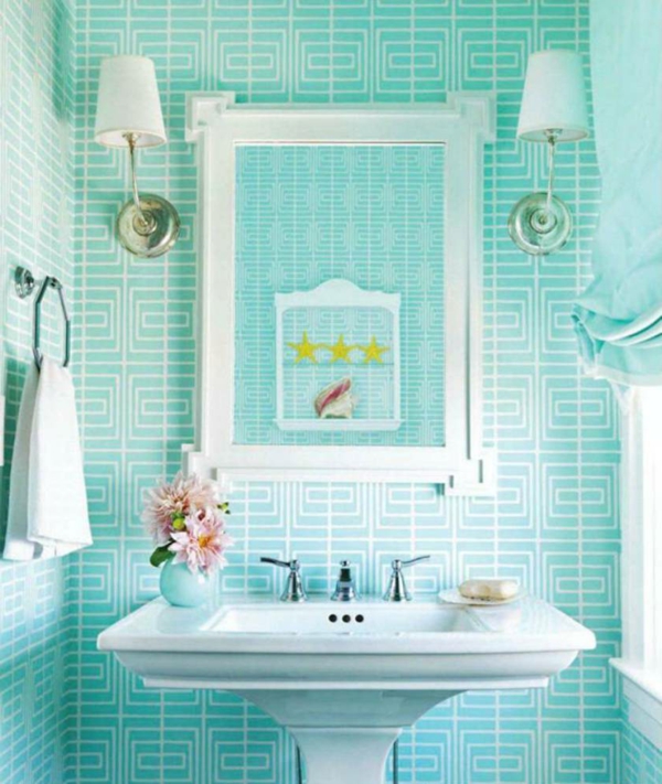 Sininen kylpyhuone - turkoosi sävypeili seinälle