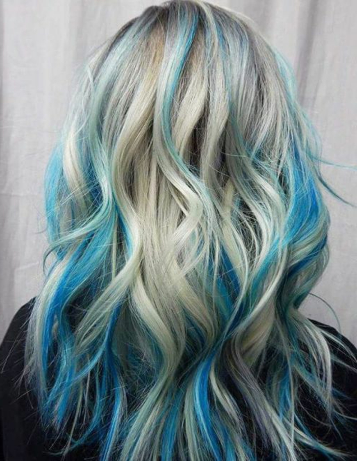 руса коса със сини нишки, дълга коса, красиви къдрици, идеи за привлекателни прически