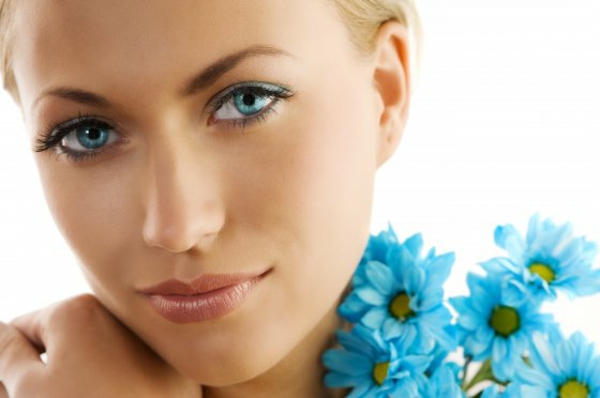 眼部化妆 - 白色背景和蓝色的花朵