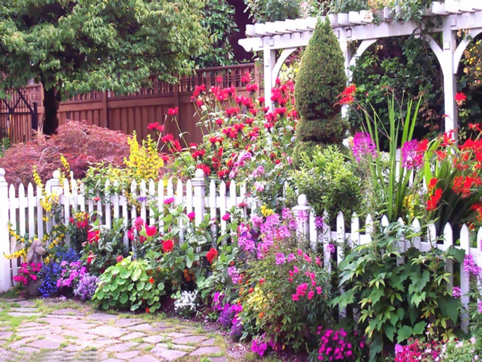 crear un interesante jardín de flores - cerca blanca