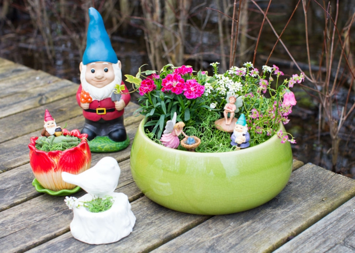 花盆自己做出了很好的设计思路，为花盆里的绿色花园园林装饰鸟仙子