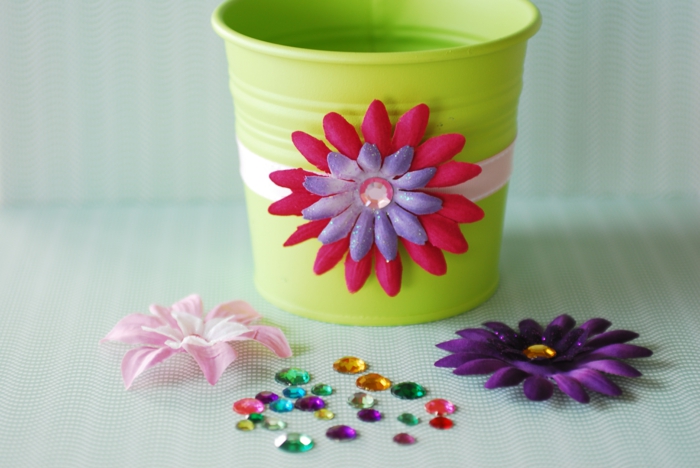 hacer una maceta en color verde y decorar con deco flowers pink purple beads colorful