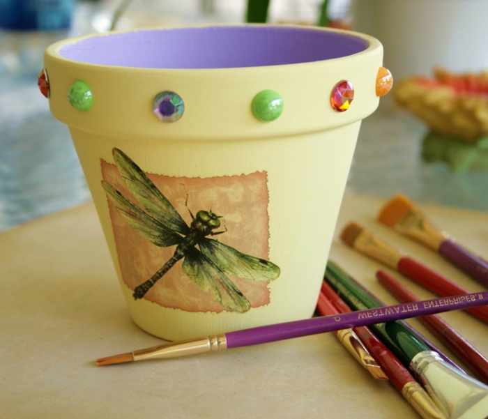 花盆让自己明亮的黄色锅与五颜六色的珠子装饰绿色粉红色红色蓝色想法设计