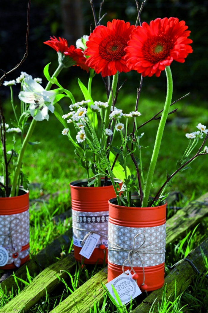 花盆阳台罐作为花盆形状的想法红色橙色装饰白色和米色红色花朵绿色